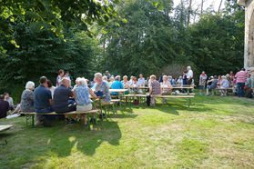 Nachfeier des Mährisch-Neustädter Wachsstockfestes an der Weingartenkapelle (Foto: Karl-Franz Thiede)